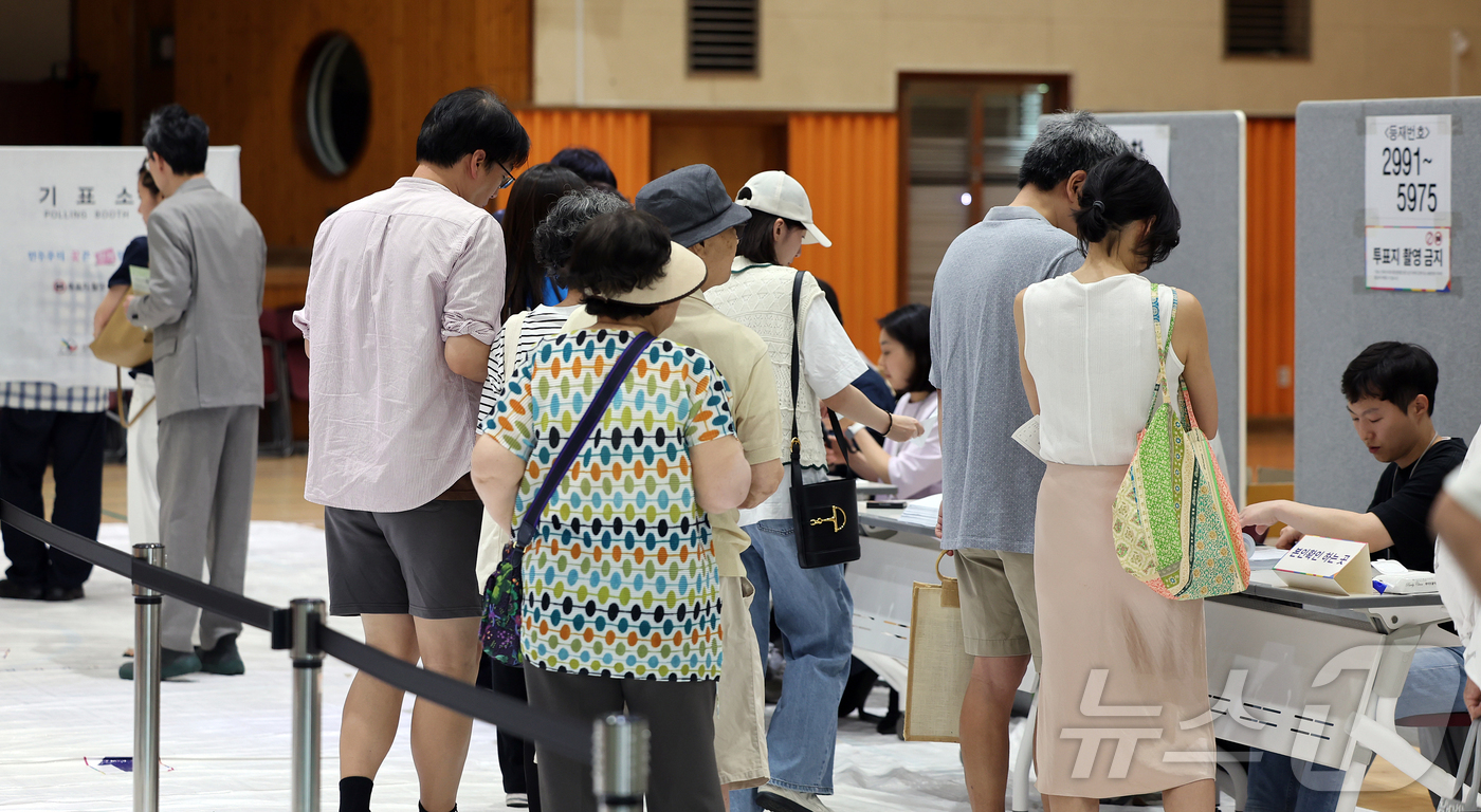 (서울=뉴스1) 김진환 기자 = 제9회 전국동시지방선거 및 국회의원 재·보궐 선거일인 3일 서울 강남구 언주중학교에 마련된 삼성2동 제3투표소에서 유권자들이 한 표를 행사하기 위해 …