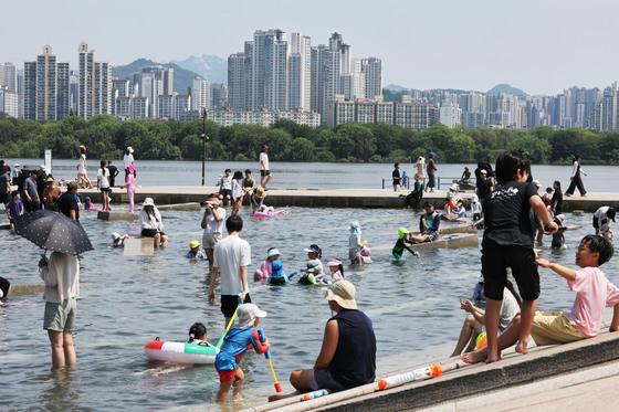 일요일도 30도 안팎 '무더위'…남부·제주도 비 소식[내일날씨]