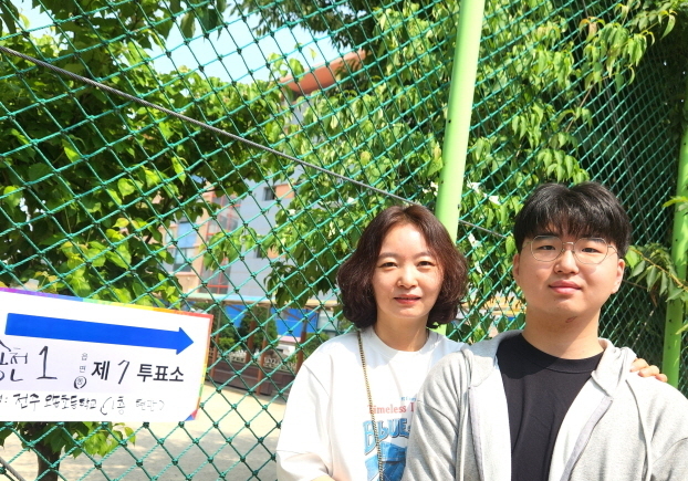 첫 투표 마친 고3 최승우군 "떨렸지만 뿌듯…공약 꼭 지켜주세요"