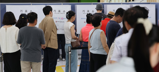 "후보 잘못 찍어 투표지 다시 달라"…울산 투표소 곳곳서 소란