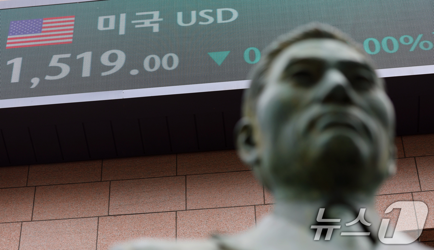 (서울=뉴스1) 김명섭 기자 = 3일 오후 서울 중구 명동 하나은행 전광판에 환율일 나타나고 있다. 지난 2일 원/달러 환율이 12거래일 연속 1500원대를 기록하며 글로벌 금융위 …