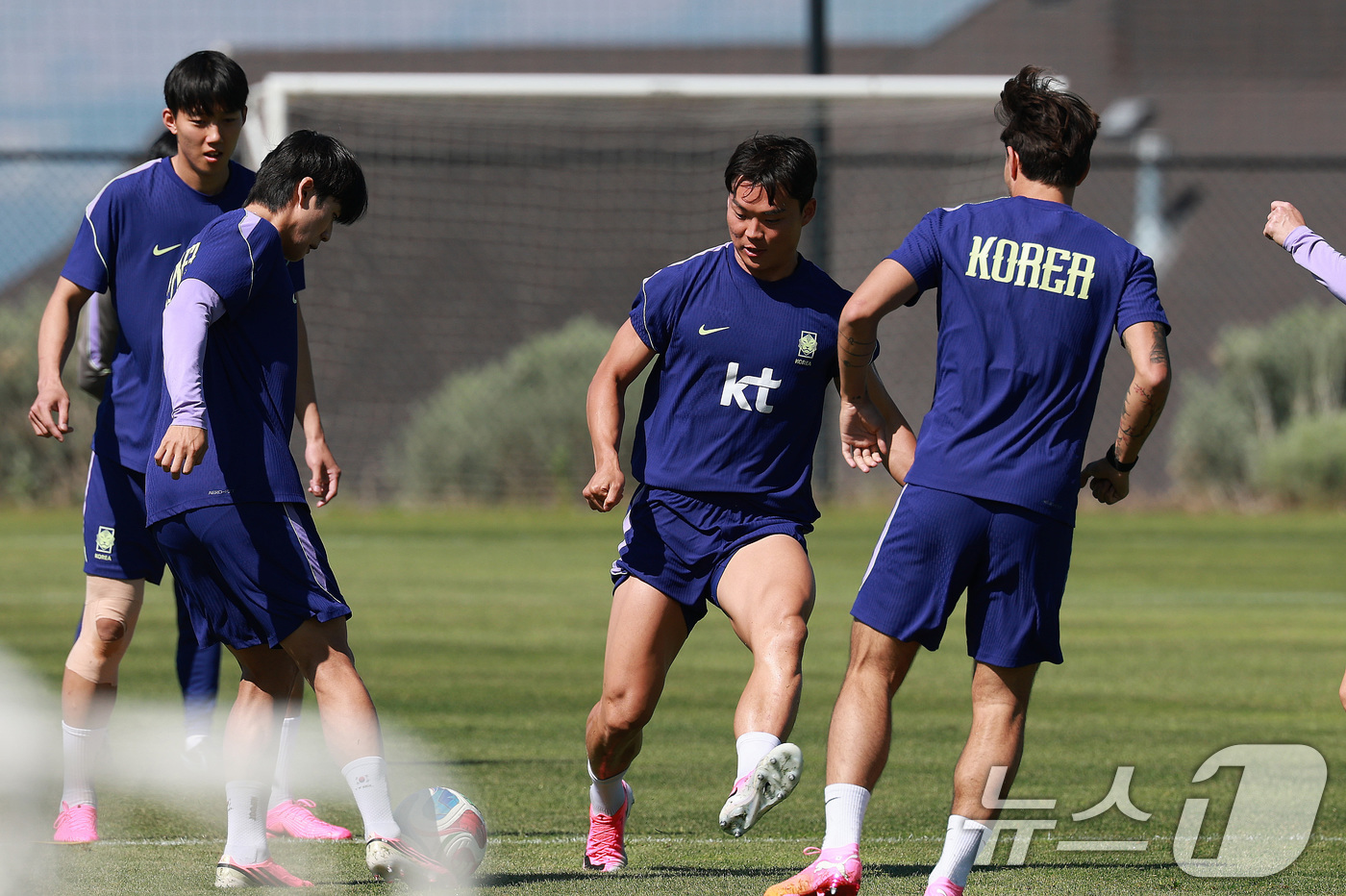 (헤리먼(유타주)=뉴스1) 임세영 기자 = 대한민국 축구대표팀 오현규(오른쪽 두번째)가 2일(현지시간) 미국 유타주 헤리먼에 위치한 자이언스뱅크 트레이닝센터에서 훈련을 하고 있다. …