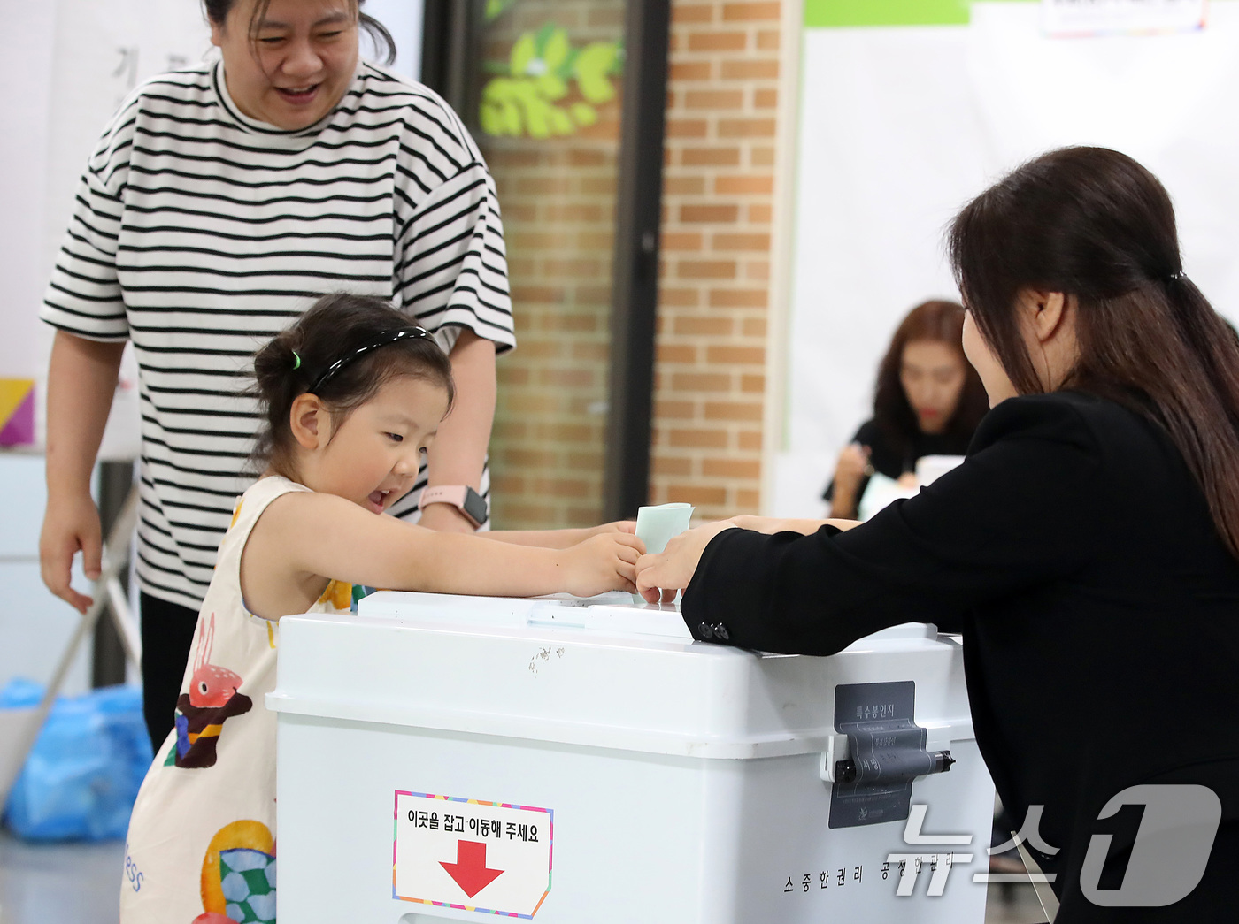 (대구=뉴스1) 공정식 기자 = 제9회 전국동시지방선거일인 3일 오전 대구의 한 투표소에서 엄마를 따라 온 어린이가 투표함에 투표지를 넣고 있다. 2026.6.3/뉴스1