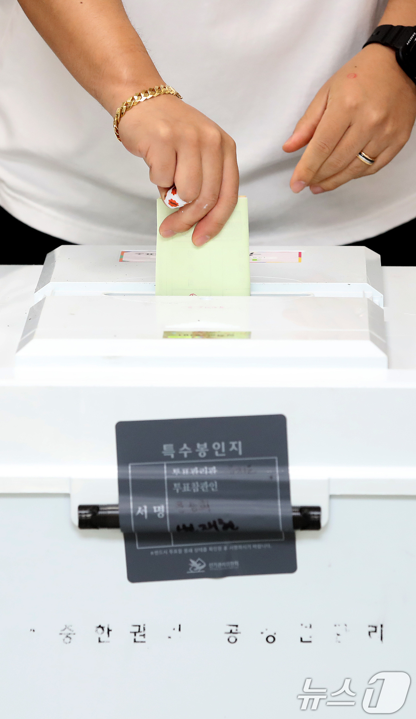 (대구=뉴스1) 공정식 기자 = 제9회 전국동시지방선거일인 3일 오전 대구의 한 투표소에서 유권자가 투표하고 있다. 2026.6.3/뉴스1