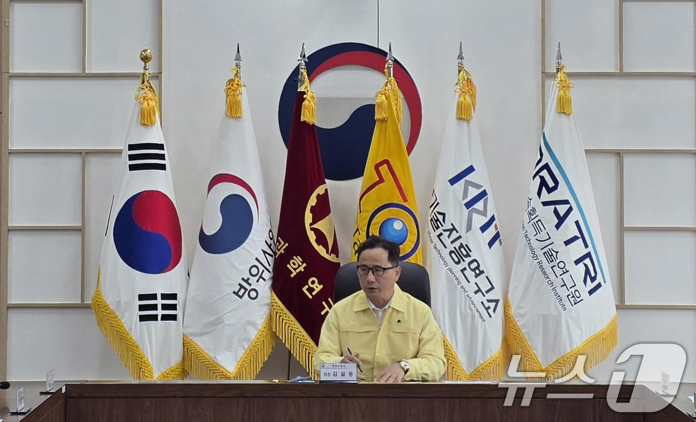 (서울=뉴스1) = 김일동 방위사업청 차장이 3일 방위사업청 대전청사에서 열린 한화에어로스페이스 폭발사고 관련 안전사고 대응 TF 회의에서 발언하고 있다. (방위사업청 제공. 재판 …