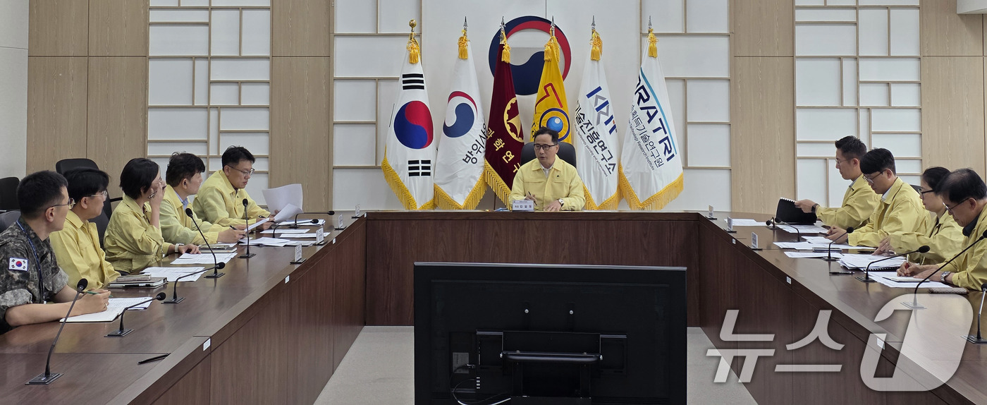 (서울=뉴스1) = 3일 방위사업청 대전청사에서 열린 한화에어로스페이스 폭발사고 관련 안전사고 대응 TF 회의에서 김일동 방위사업청 차장 등 참석자들이 사고원인조사를 위한 기술지원 …