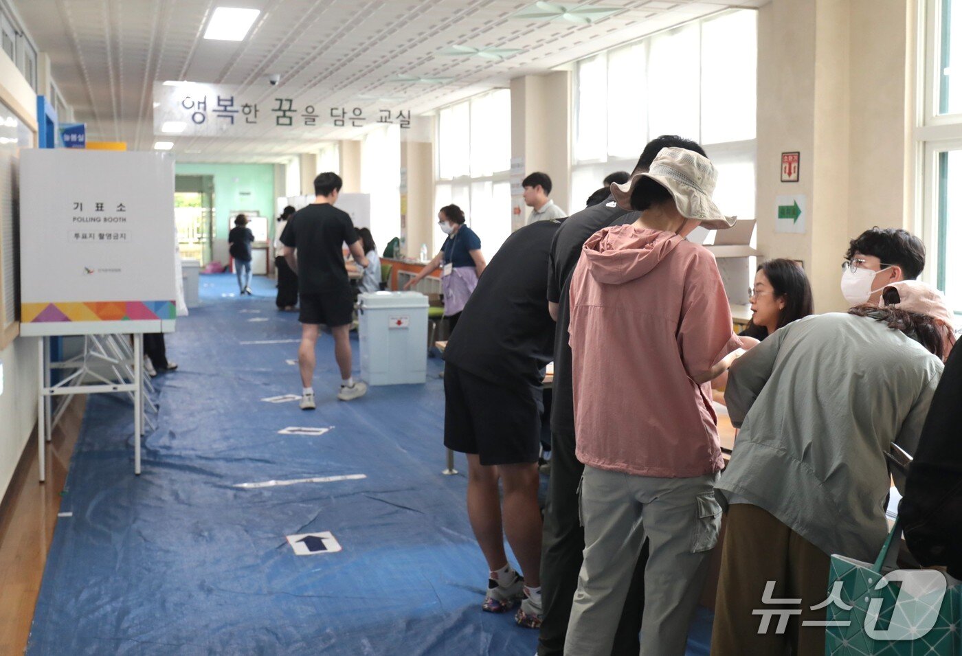 본문 이미지 - 6·3 지방선거 본투표가 시작된 3일 울산 동구 화암초등학교 1층 복도에 투표소가 마련돼 유권자들이 투표하고 있다. 2026.6.3/뉴스1 김세은 기자