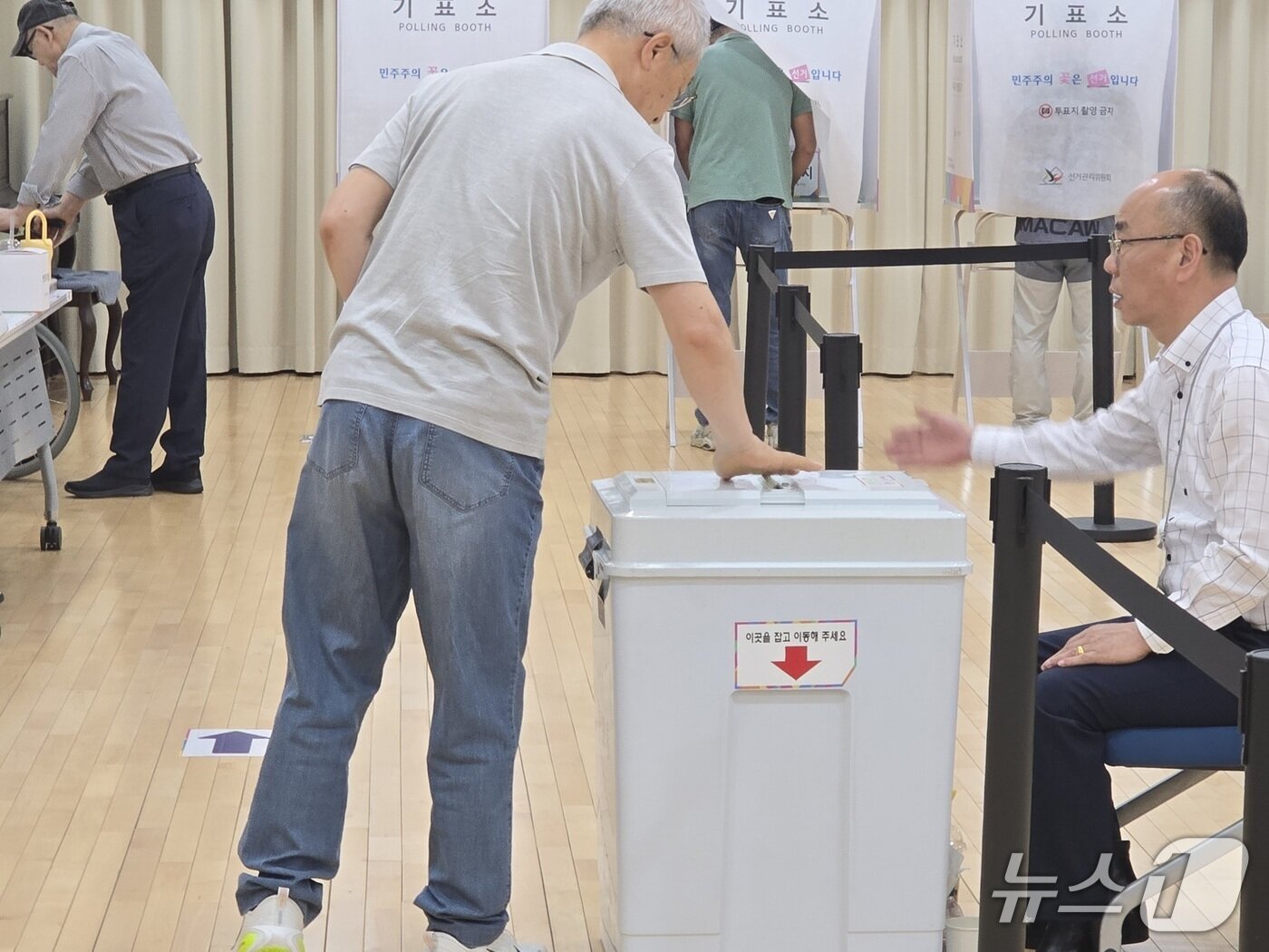 본문 이미지 - 제9회 전국지방동시선거 투표장인 인천 구월1동 행정복지센터에서 유권자들이 투표하고 있다. / 뉴스1 ⓒ News1 유준상 기자