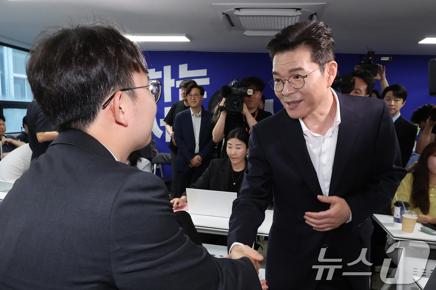 (서울=뉴스1) 안은나 기자 = 정원오 더불어민주당 서울시장 후보가 제9회 전국동시지방선거일인 3일 오후 서울 중구 세종대로 캠프에서 취재진과 인사를 나누고 있다. 2026.6.3 …
