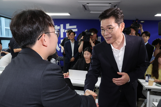 취재진과 인사나누는 정원오 후보