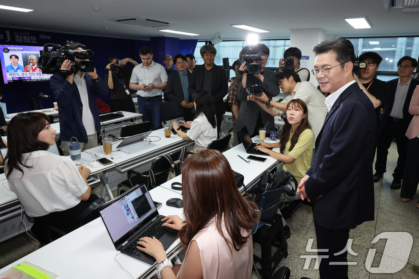 (서울=뉴스1) 안은나 기자 = 정원오 더불어민주당 서울시장 후보가 제9회 전국동시지방선거일인 3일 오후 서울 중구 세종대로 캠프에서 취재진과 인사를 나누고 있다. 2026.6.3 …