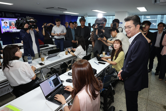 취재진 향해 감사인사 전하는 정원오 후보