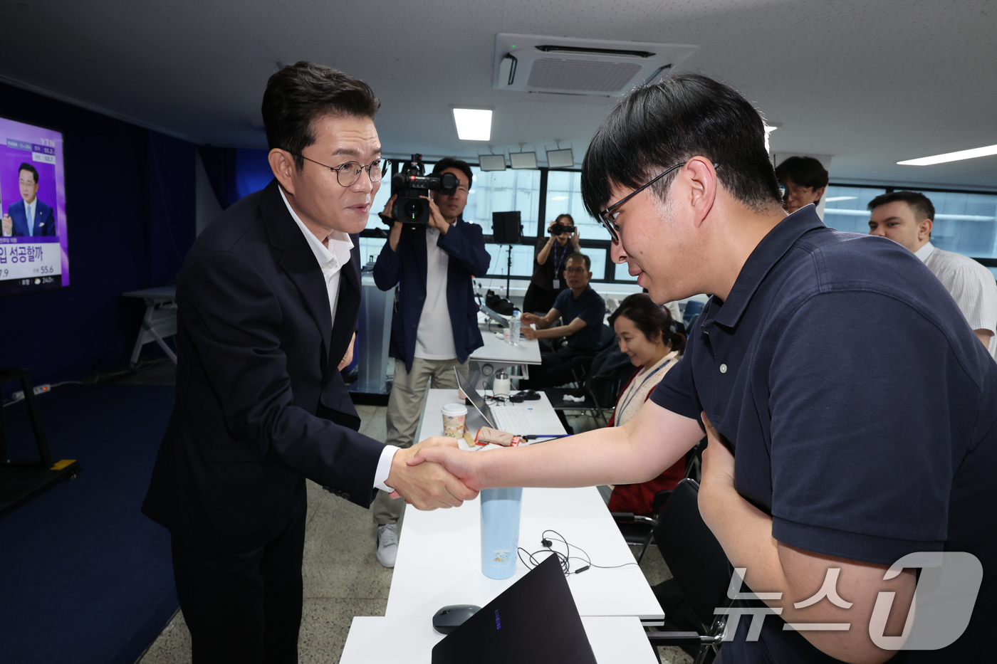 (서울=뉴스1) 안은나 기자 = 정원오 더불어민주당 서울시장 후보가 제9회 전국동시지방선거일인 3일 오후 서울 중구 세종대로 캠프에서 취재진과 인사를 나누고 있다. 2026.6.3 …