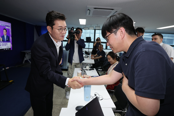 취재진과 인사하는 정원오 후보