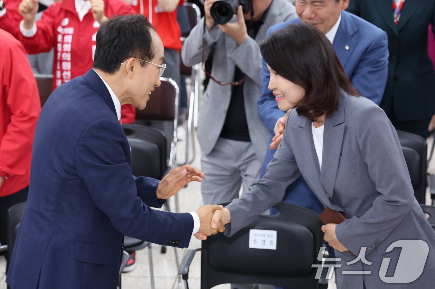 (대구=뉴스1) 신웅수 기자 = 추경호 국민의힘 대구시장 후보(왼쪽)와 이진숙 대구 달성군 국회의원 후보가 3일 대구 수성구 국민의힘 대구광역시당에서 열린 방송3사 출구조사 시청을 …