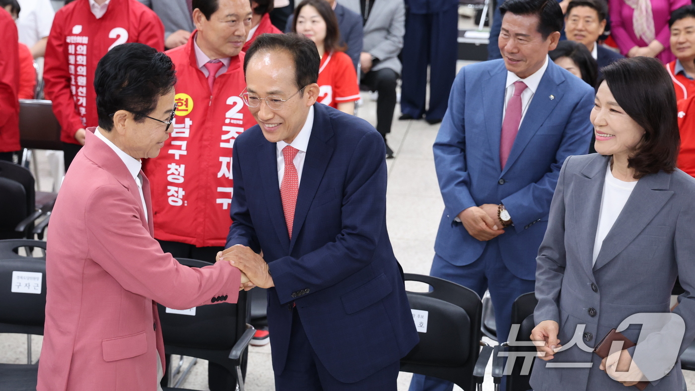 (대구=뉴스1) 신웅수 기자 = 이철우 국민의힘 경북도지사 후보(왼쪽부터)와 추경호 국민의힘 대구시장 후보, 이진숙 대구 달성군 국회의원 후보가 3일 대구 수성구 국민의힘 대구광역 …