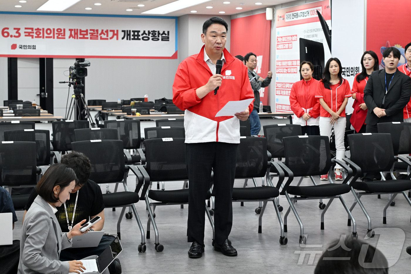(서울=뉴스1) 황기선 기자 = 정희용 국민의힘 선거대책본부장이 3일 서울 여의도 국민의힘 중앙당사에서 긴급기자회견을 열고 ‘송파구의 투표용지 부족’ 관련 입장 발표를 하고 있다. …