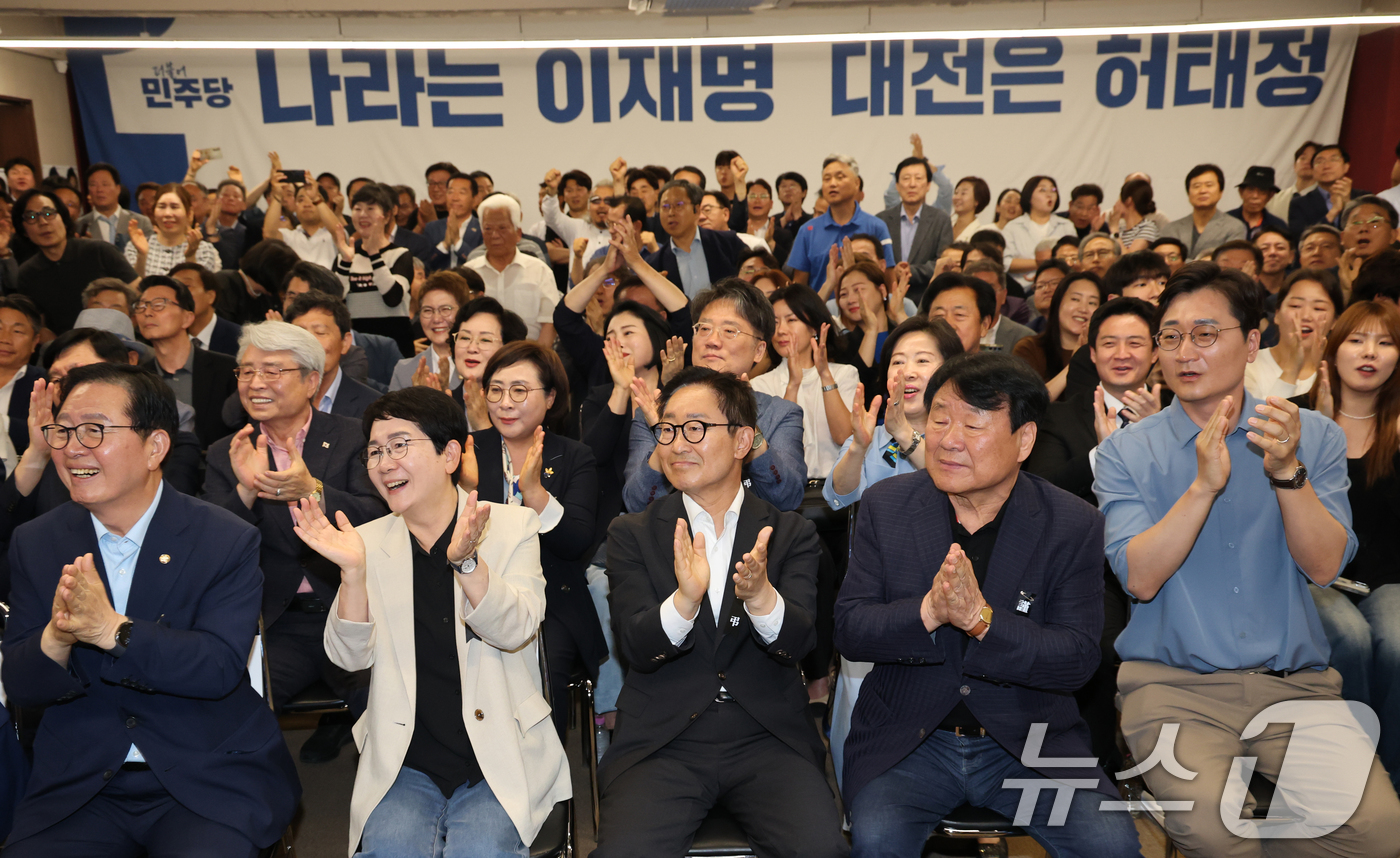 (대전=뉴스1) 김기태 기자 = 3일 대전 중구 더불어민주당 허태정 선거사무소에서 지지자들이 JTBC 예측조사 결과 허 후보가 앞서는 것으로 발표되자 환호하고 있다. 2026.6. …
