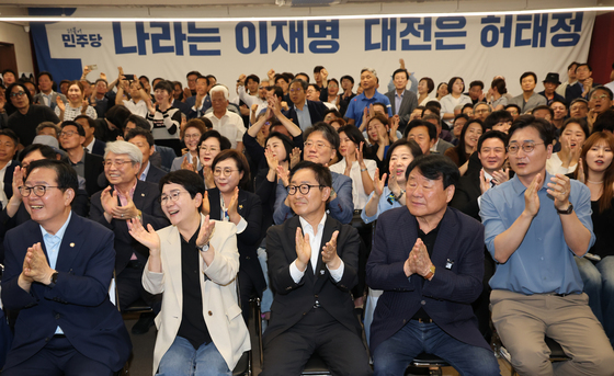 허태정, JTBC 예측조사 우세 발표에 '환호'…축제 분위기 속 개표 대기