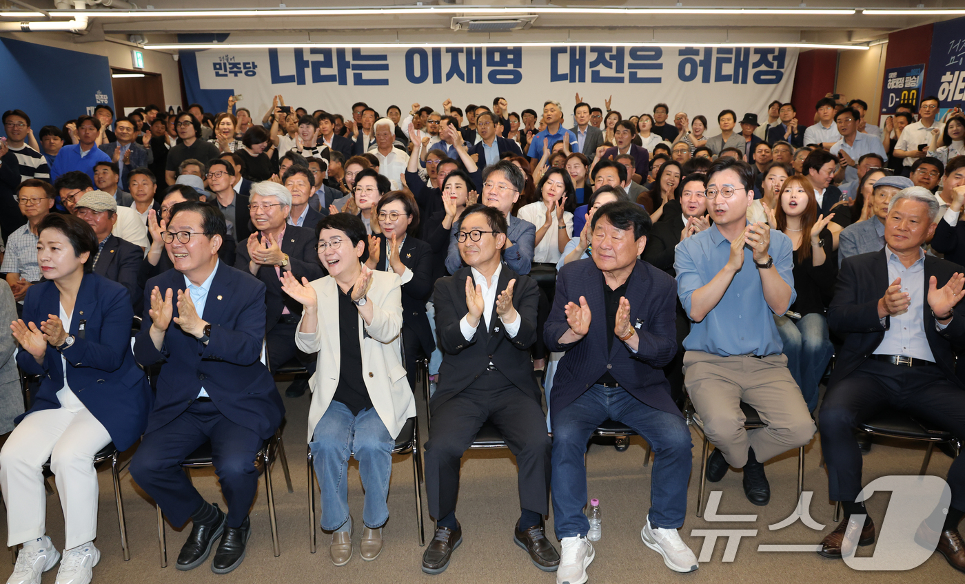 (대전=뉴스1) 김기태 기자 = 3일 대전 중구 더불어민주당 허태정 선거사무소에서 지지자들이 JTBC 예측조사 결과 허 후보가 앞서는 것으로 발표되자 환호하고 있다. 2026.6. …