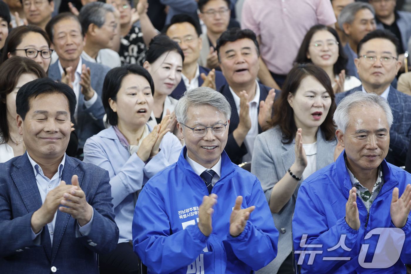 (광주=뉴스1) 김태성 기자 = 제9회 전국동시지방선거가 실시된 3일 오후 광주 서구 민형배 더불어민주당 전남광주통합특별시장 후보 선거 사무소에서 민 후보와 캠프 관계자들이 출구조 …