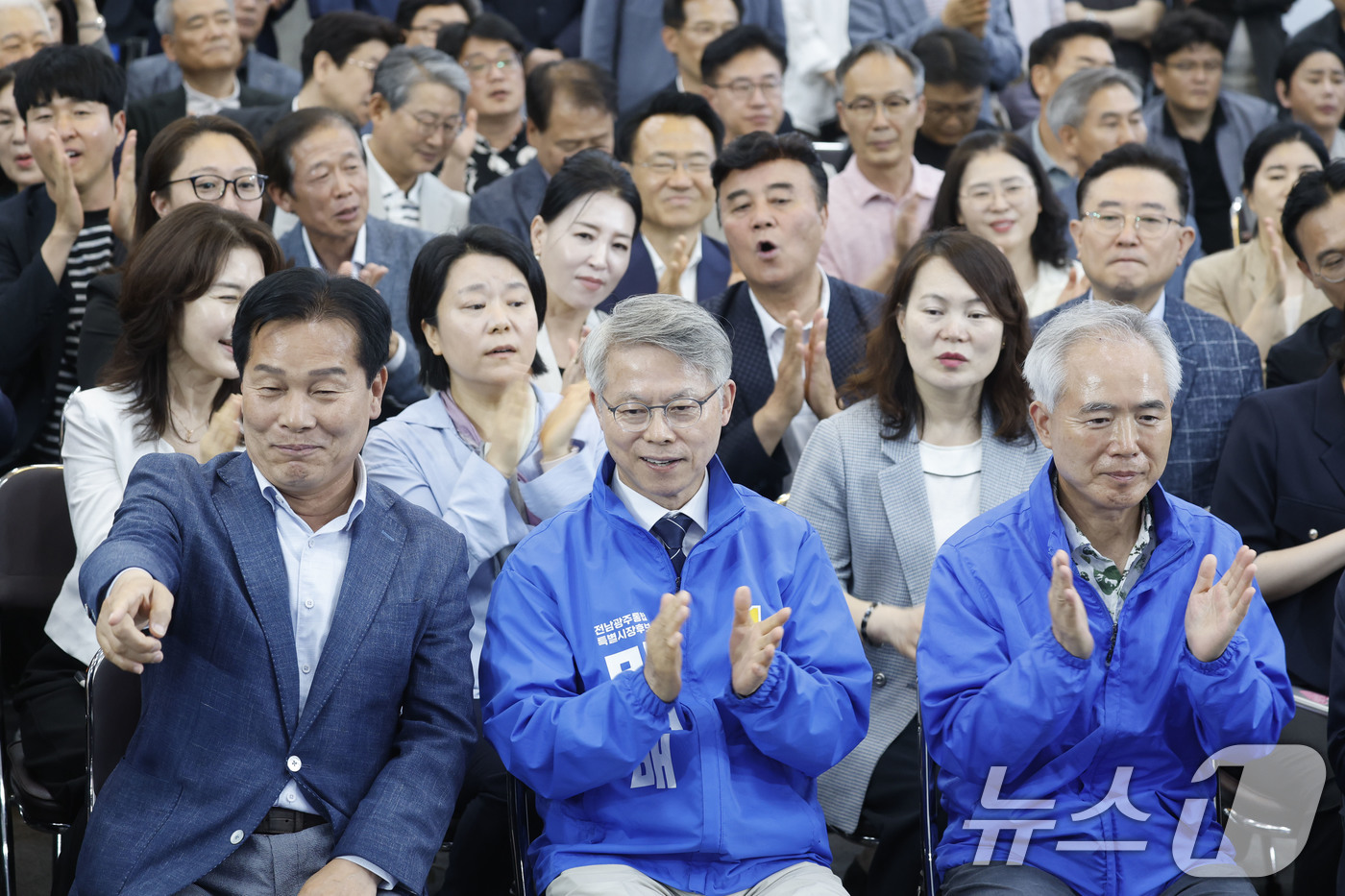 (광주=뉴스1) 김태성 기자 = 제9회 전국동시지방선거가 실시된 3일 오후 광주 서구 민형배 더불어민주당 전남광주통합특별시장 후보 선거 사무소에서 민 후보와 캠프 관계자들이 출구조 …