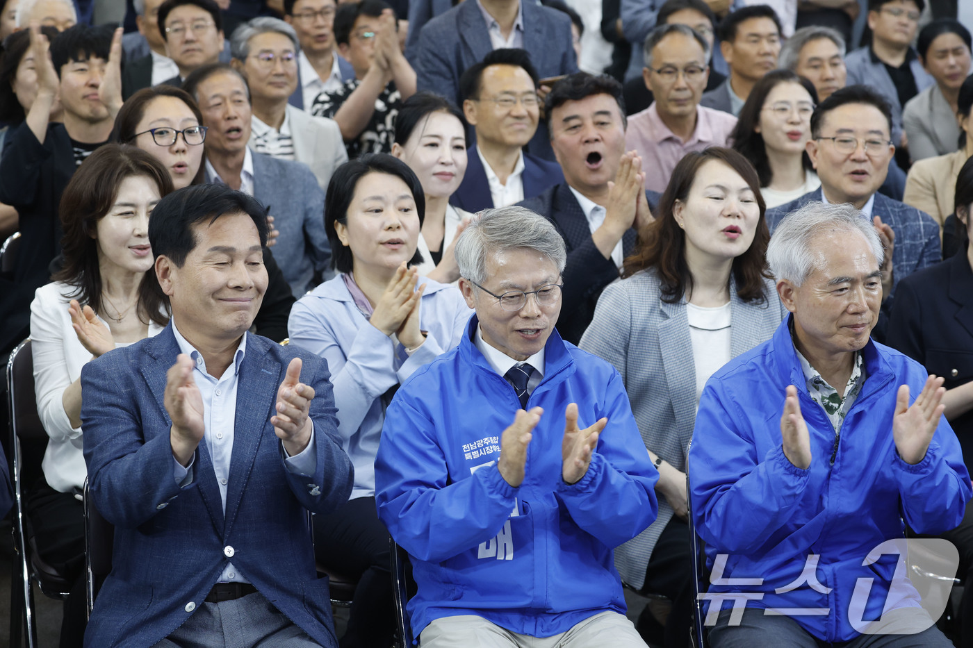 (광주=뉴스1) 김태성 기자 = 제9회 전국동시지방선거가 실시된 3일 오후 광주 서구 민형배 더불어민주당 전남광주통합특별시장 후보 선거 사무소에서 민 후보와 캠프 관계자들이 출구조 …