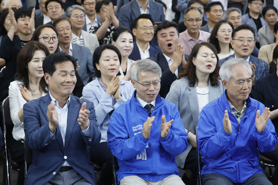 민형배 박수 갈채