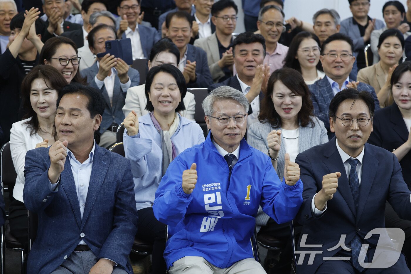 본문 이미지 - 제9회 전국동시지방선거가 실시된 3일 오후 광주 서구 민형배 더불어민주당 전남광주통합특별시장 후보 선거 사무소에서 민 후보와 캠프 관계자들이 출구조사 결과를 확인한 뒤 기뻐하고 있다. 2026.6.3 ⓒ 뉴스1 김태성 기자