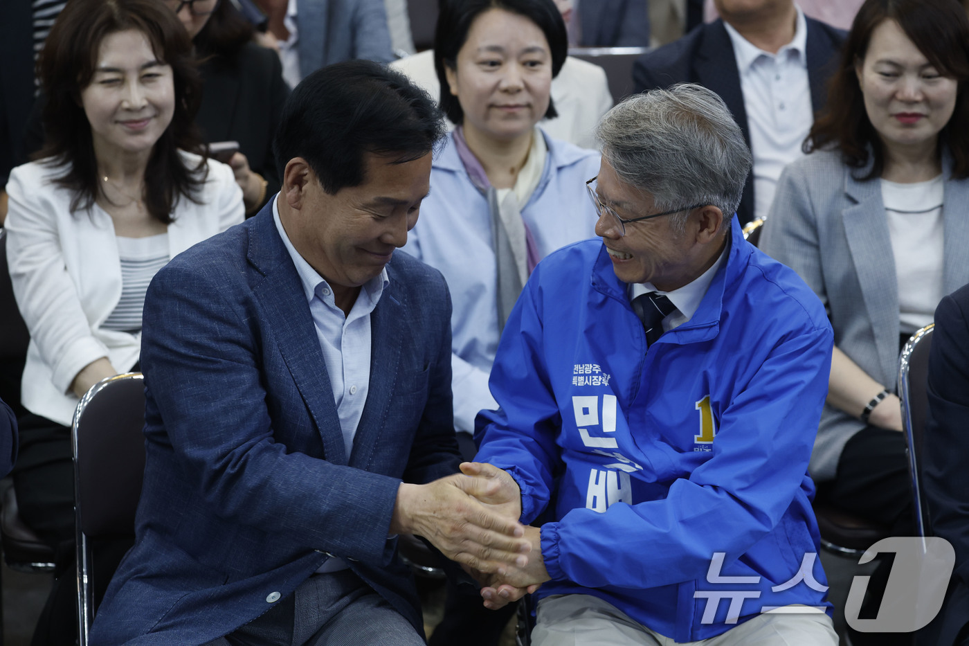 (광주=뉴스1) 김태성 기자 = 제9회 전국동시지방선거가 실시된 3일 오후 광주 서구 민형배 더불어민주당 전남광주통합특별시장 후보 선거 사무소에서 민 후보와 캠프 관계자들이 출구조 …