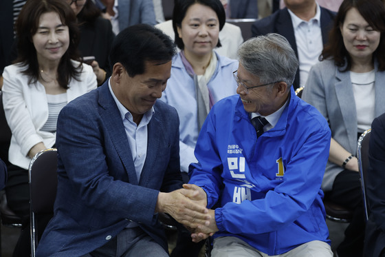 악수나누는 민형배-주철현