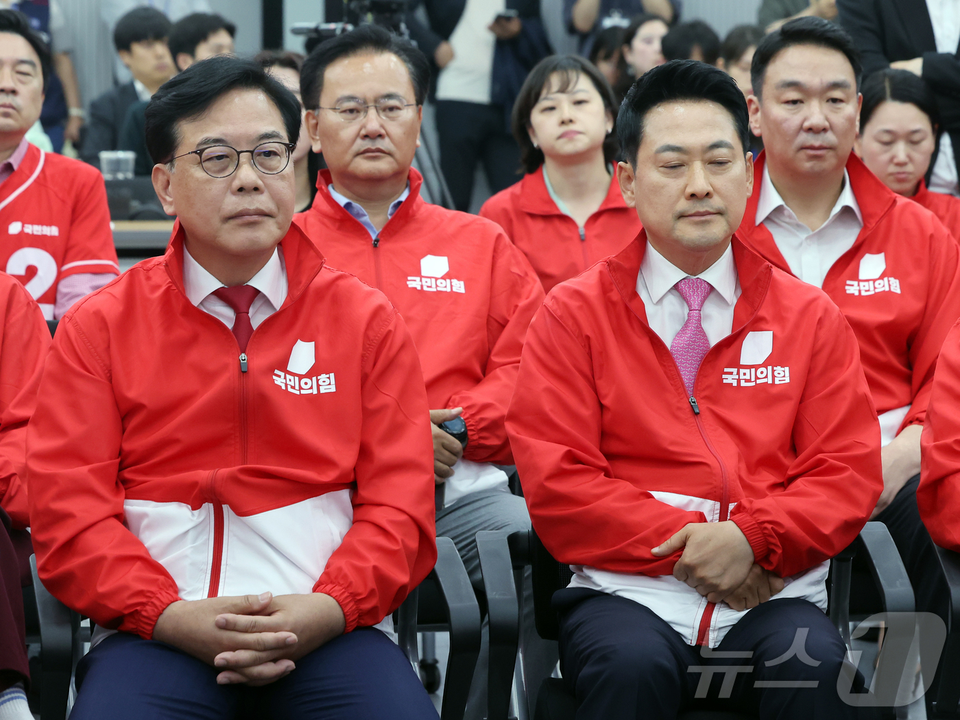 (서울=뉴스1) 황기선 기자 = 장동혁 국민의힘 대표를 비롯한 지도부 및 의원, 당직자들이 3일 오후 서울 여의도 중앙당사에 마련된 개표상황실에서 지방선거 및 국회의원 보궐선거 출 …