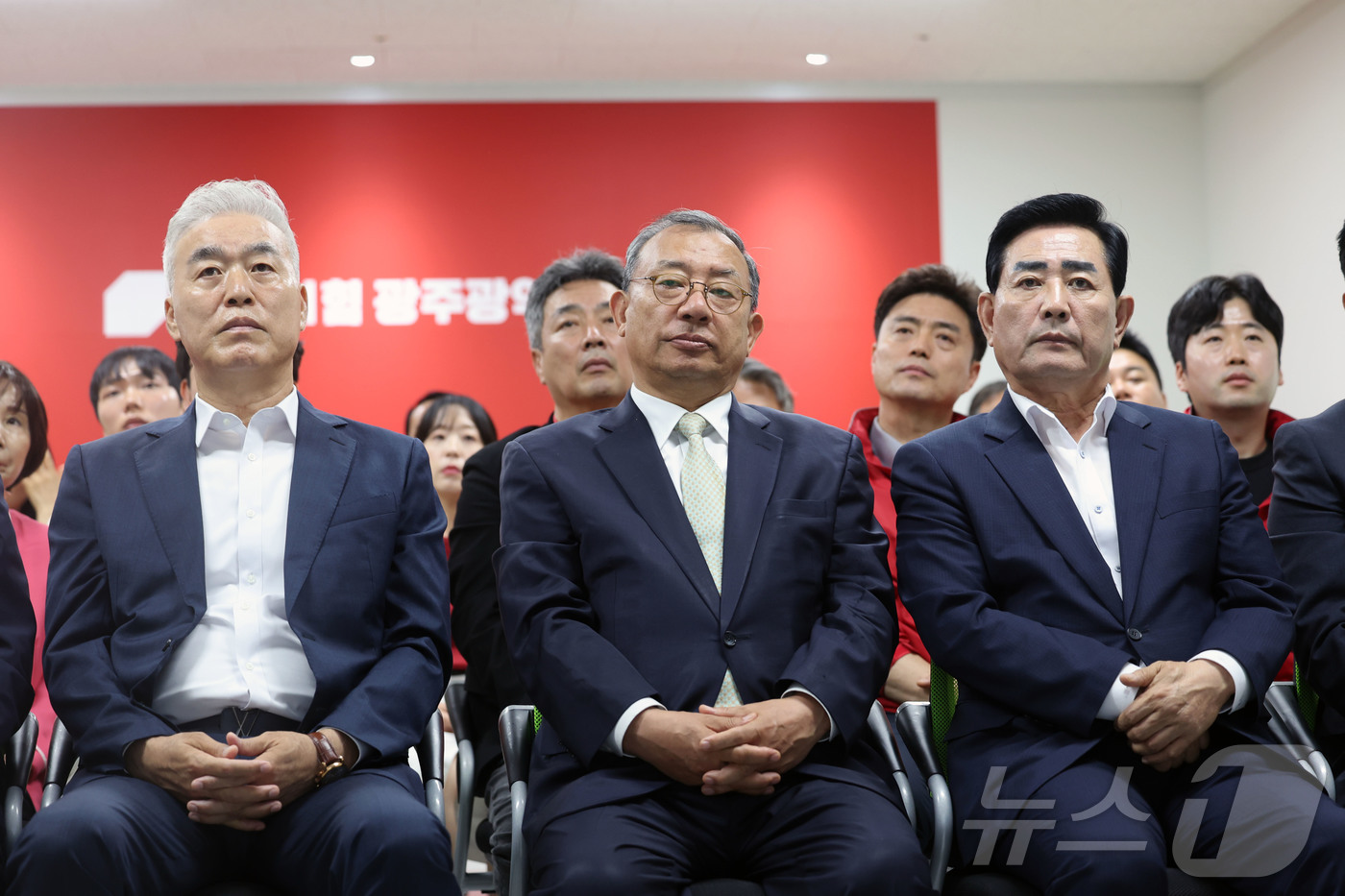 (광주=뉴스1) 조수민 수습기자 = 이정현 국민의힘 전남광주통합특별시장 후보가 3일 오후 광주 서구 치평동 국민의힘 광주시당 당사에서 출구조사 결과를 보고 있다. 2026.6.3/ …