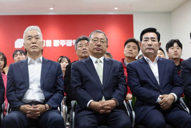 출구조사 지켜보는 이정현 후보