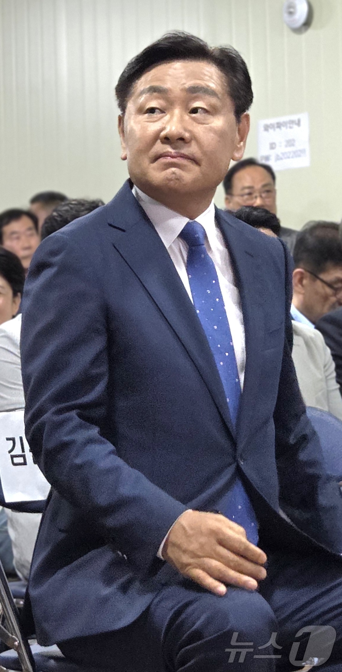 (전주=뉴스1) 유경석 기자 = 김관영 무소속 전북도지사 후보가 3일 전북 전주시 선거사무소에서 제9회 전국동시지방선거 출구조사 결과 발표를 보고 있다. 2026.6.3/뉴스1