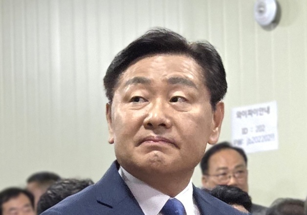 출구조사 결과 발표 보는 김관영 후보