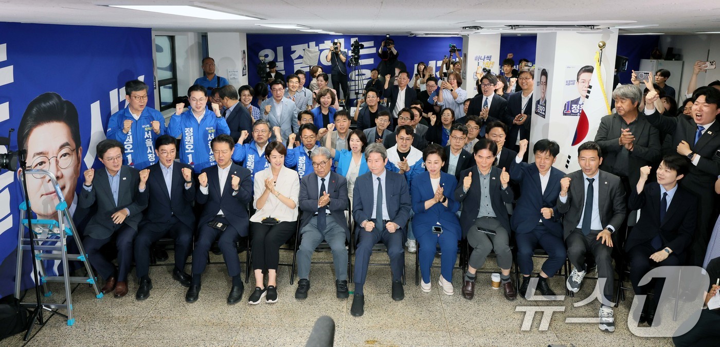 (서울=뉴스1) 안은나 기자 = 3일 오후 서울 중구 세종대로 정원오 더불어민주당 서울시장 후보 캠프에서 채현일, 이해식, 김영호, 고민정, 이인영, 남인순 의원 등이 제9회 전국 …