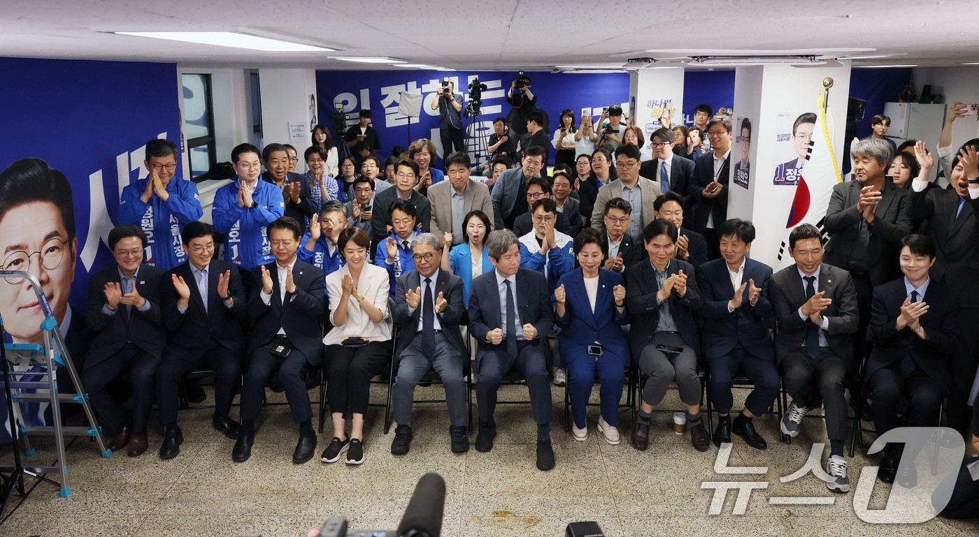 (서울=뉴스1) 안은나 기자 = 3일 오후 서울 중구 세종대로 정원오 더불어민주당 서울시장 후보 캠프에서 채현일, 이해식, 김영호, 고민정, 이인영, 남인순 의원 등이 제9회 전국 …