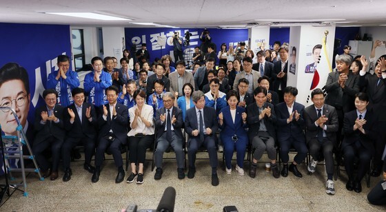 출구조사 결과에 정원오 캠프 '환호'…오세훈 캠프는 '정적'(종합)