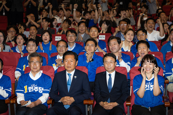 '압승 예상' 출구조사 결과에 환호하는 민주당