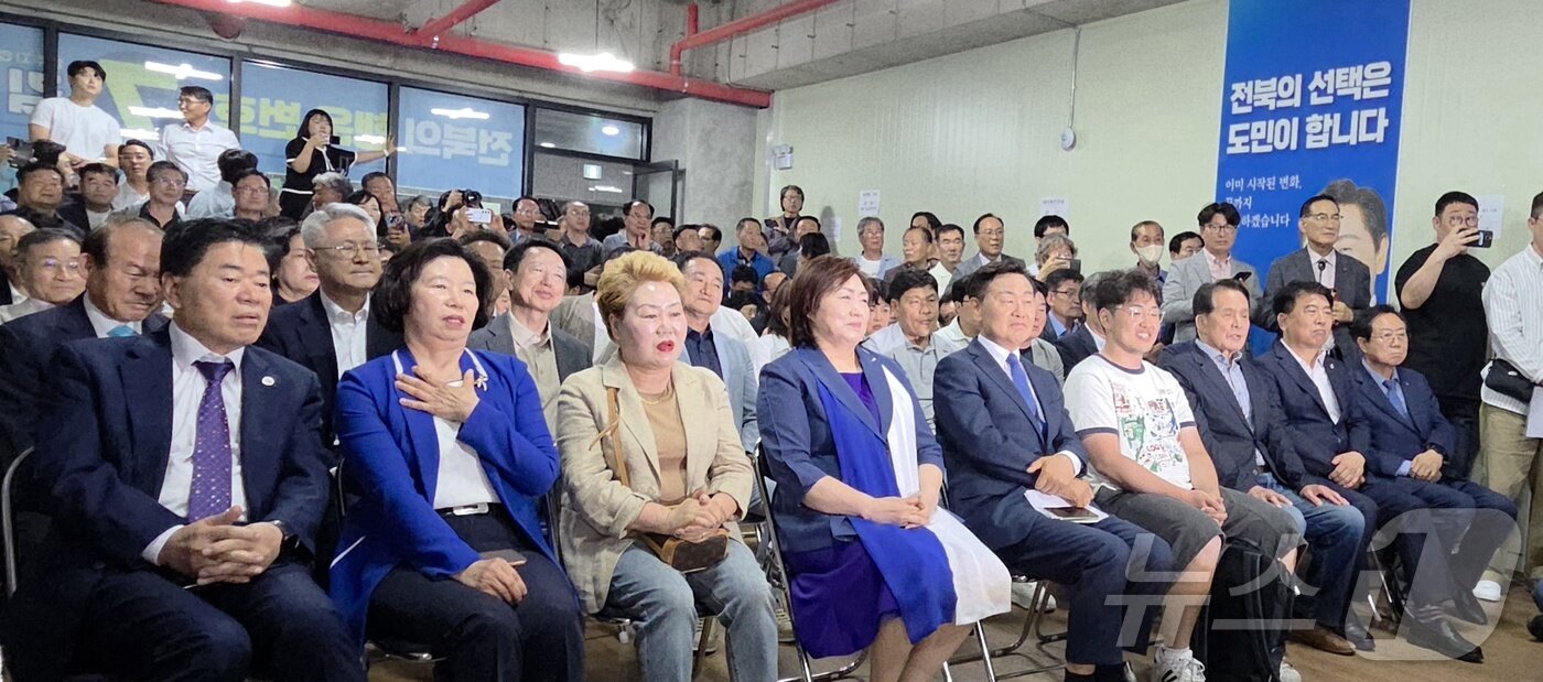 본문 이미지 - 김관영 무소속 전북도지사 후보를 비롯한 관계자들이 3일 전북 전주시 선거사무소에서 제9회 전국동시지방선거 출구조사 결과 발표를 보고 있다. 2026.6.3 ⓒ 뉴스1 유경석 기자