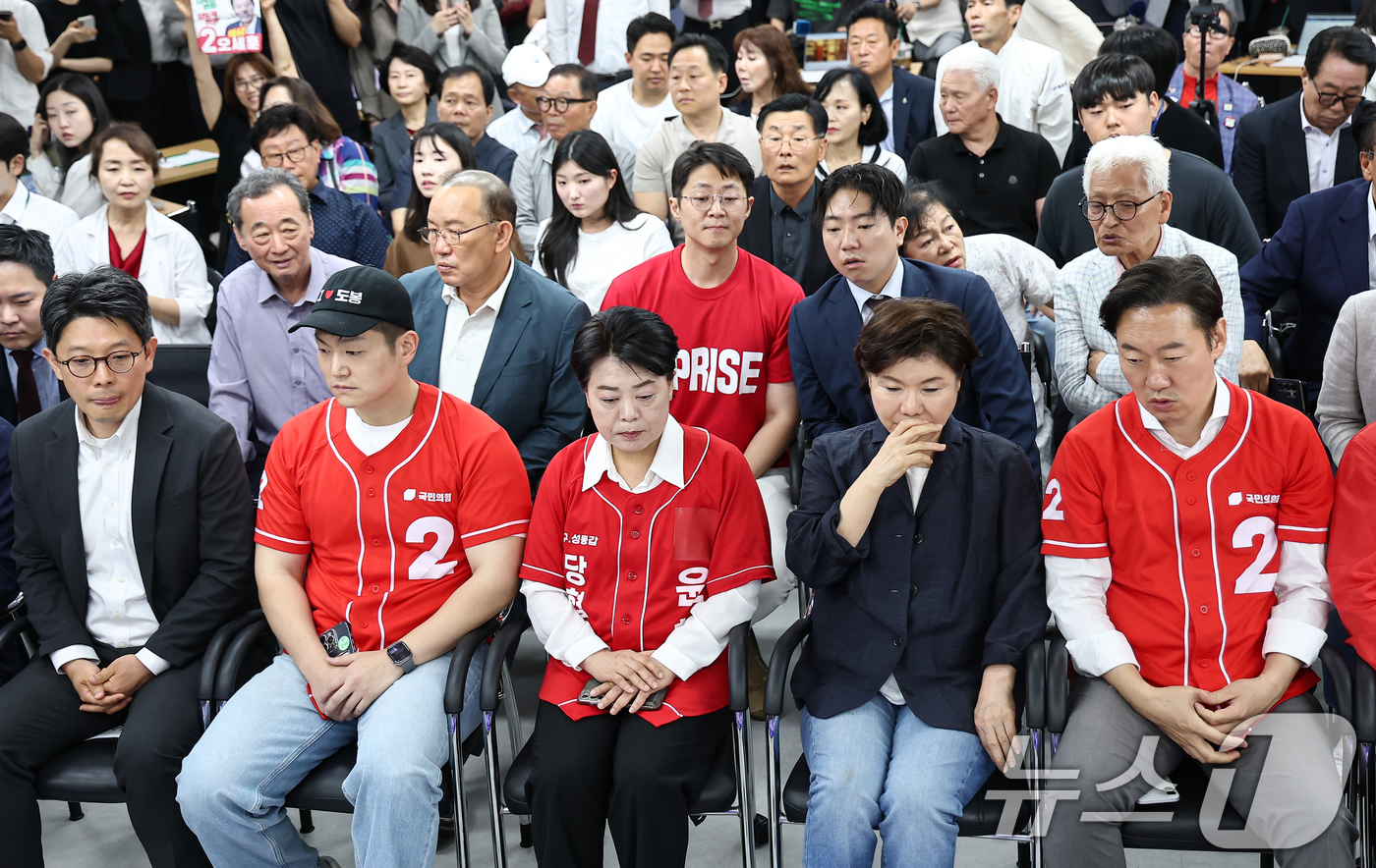(서울=뉴스1) 김도우 기자 = 3일 서울 종로구 오세훈 국민의힘 서울시장 후보캠프에서 관계자들이 출구조사 결과를 보고 있다. 2026.6.3/뉴스1