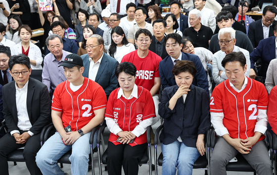 출구조사 결과 시청하는 오세훈 서울시장 후보캠프