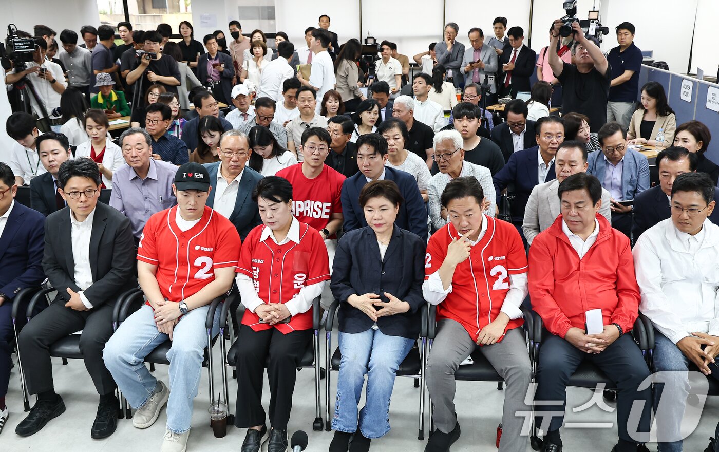 본문 이미지 - 3일 서울 종로구 오세훈 국민의힘 서울시장 후보캠프에서 관계자들이 출구조사 결과를 보고 있다. 2026.6.3 ⓒ 뉴스1 김도우 기자