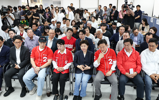 출구조사 결과 시청하는 오세훈 서울시장 후보캠프