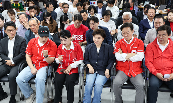 오세훈 캠프, 출구조사 열세에 침울…상황실 무거운 정적