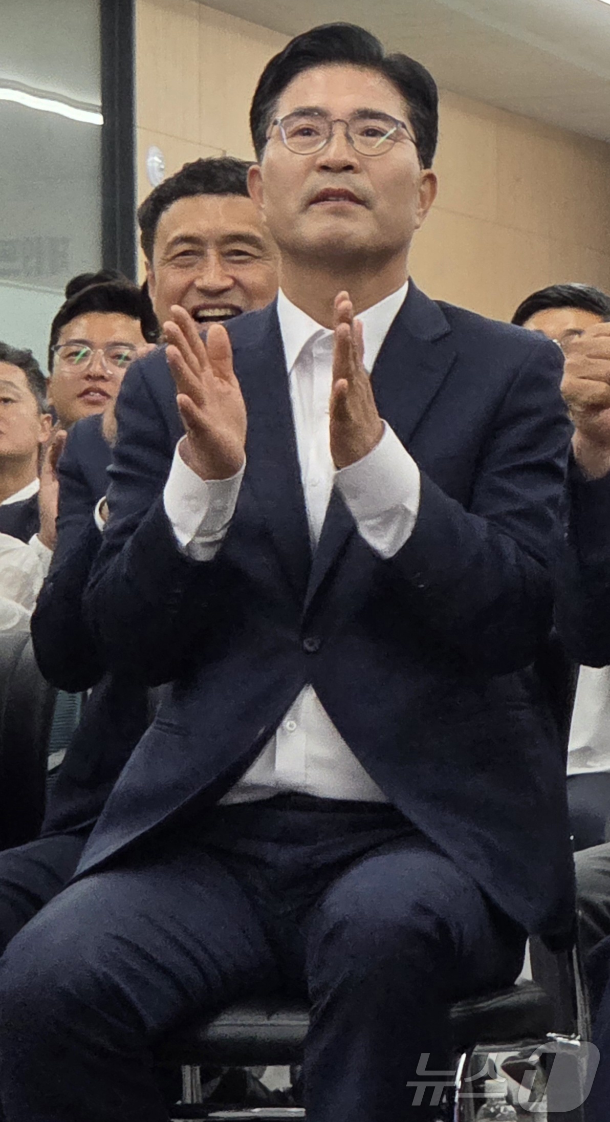 (전주=뉴스1) 유경석 기자 = 이원택 더불어민주당 전북도지사 후보가 3일 전북 전주시 더불어민주당 전북도당에서 제9회 전국동시지방선거 출구조사 결과를 보며 환호하고 있다.  20 …