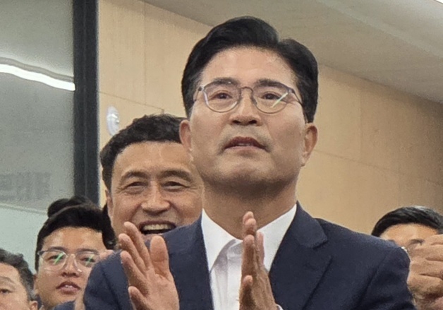 출구조사 결과 보는 이원택 후보