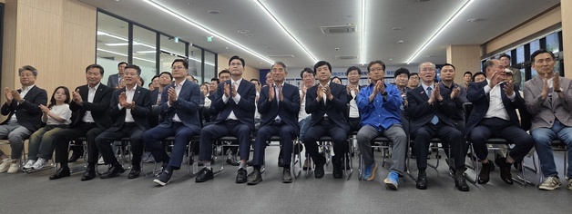 전북지사 이원택·김관영 '초접전'…양 캠프 환호·침묵 교차