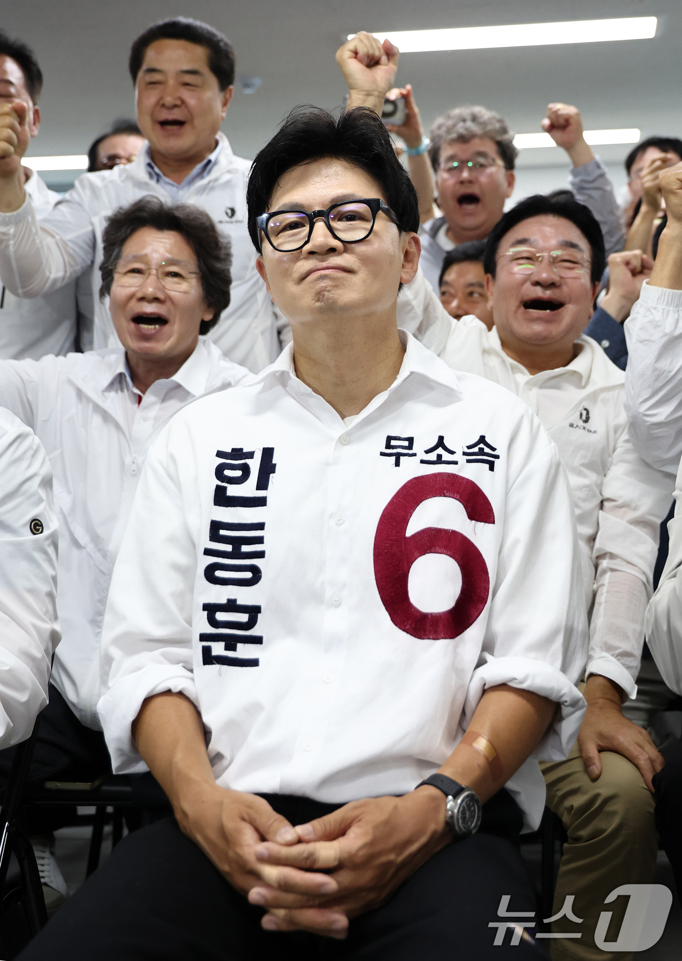 (부산=뉴스1) 최지환 기자 = 한동훈 무소속 부산 북구갑 국회의원 후보가 3일 오후 부산 북구 선거사무소에서 출구조사 결과 발표를 지켜보고 있다. 2026.6.3/뉴스1